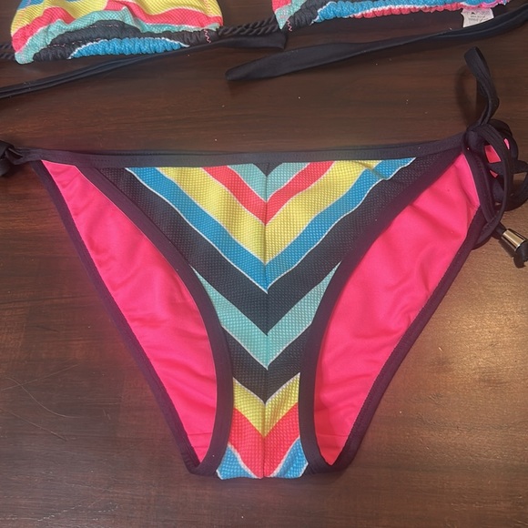 PWDR ROOM 2 Pc. Triangle Striped Bikini Top Size Small, Bottom Size Medium - Picture 3 of 13